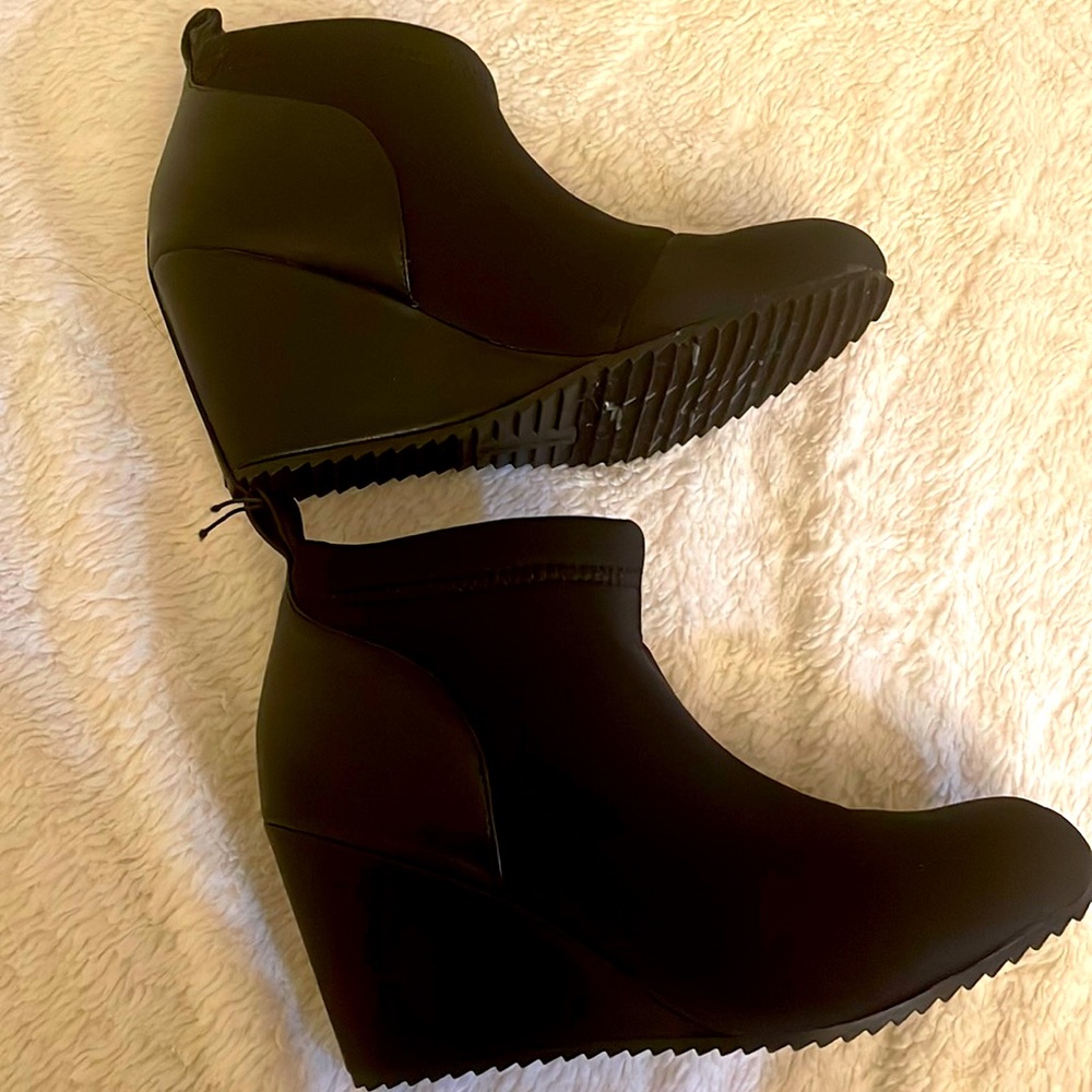 Ankle cute boots new with tags.Leather and soft material.